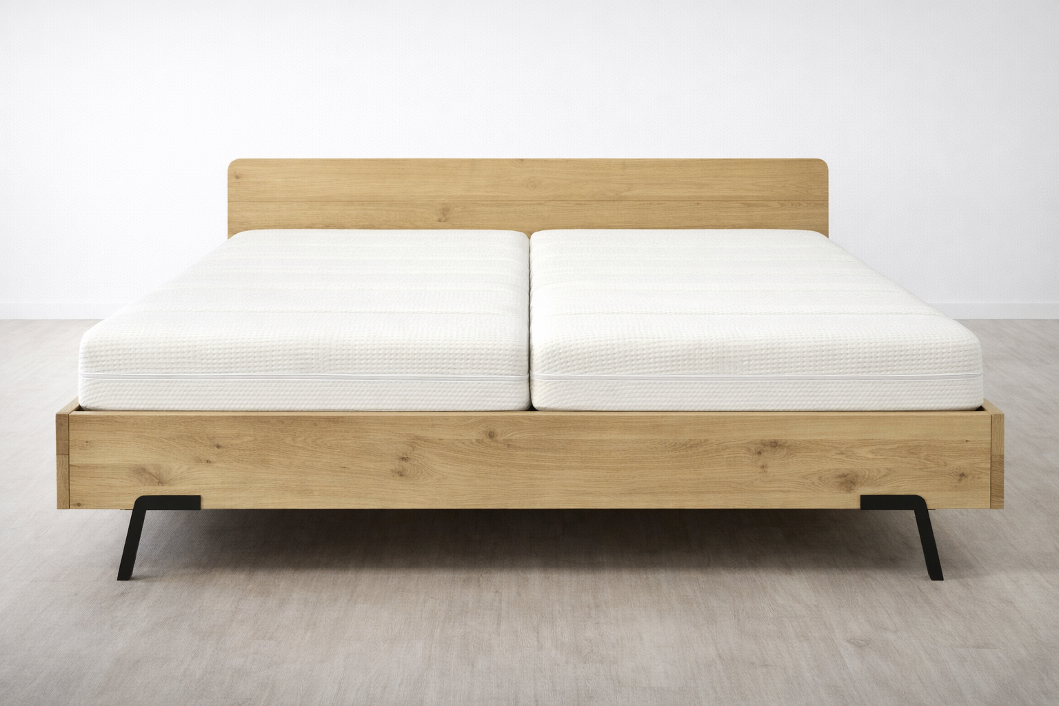 Houten bed in showroom Slaapnerds