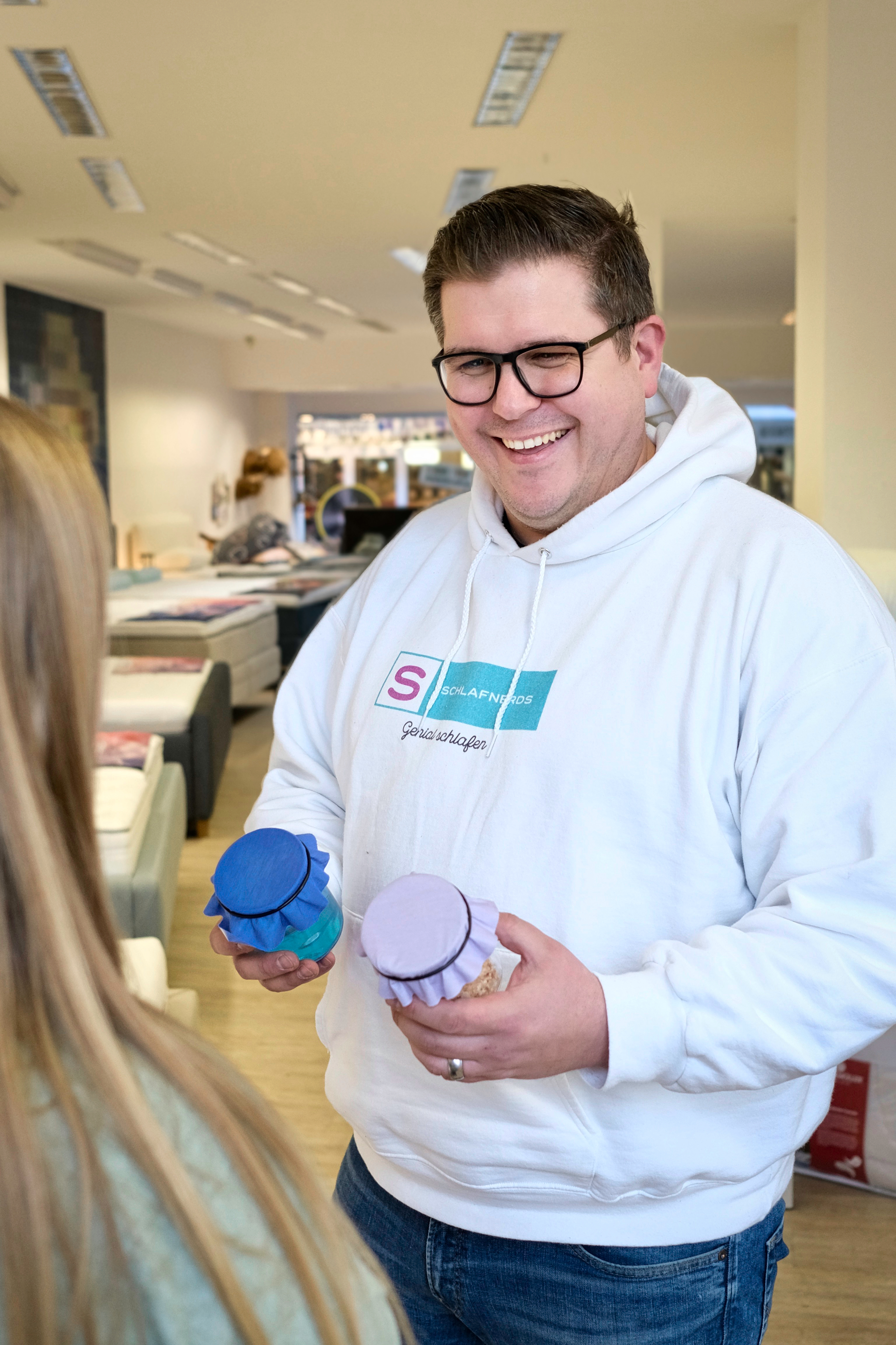 Houten bed ervaren in de showroom bij Slaapnerds